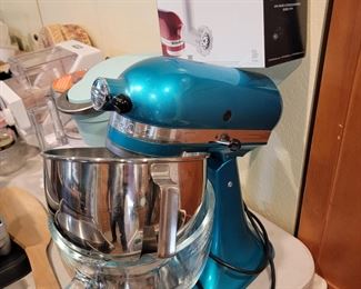 Like new kitchenaid with extras