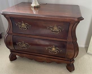 Henredon 2-drawer nightstand