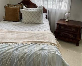 Another view of the queen mattress, pillows, duvet set and Henredon nightstand