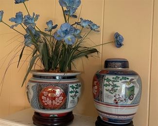 Porcelain vase and urn - Asian styling