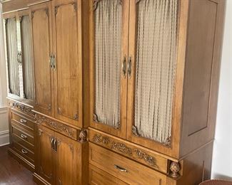 wardrobe - Pristine Condition - amazing extra storage 