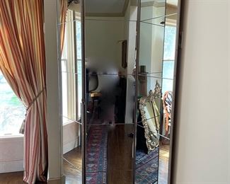 Mirrored floor screen