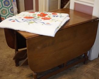 drop leaf table w/ 2 leaves