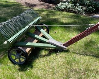 Pine needle picker upper