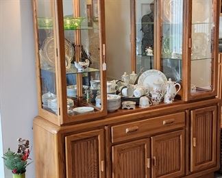 A different spin on china cabinets...the exposed middle section with no doors...hmmmm