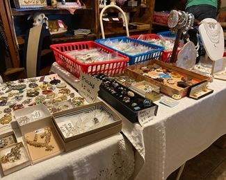 Some finer costume jewelry including several brooches