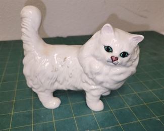 RC9029 Royal Doulton Ceramic White Cat Made in England https://www.ebay.com/str/agesagoestatesales