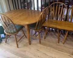 Kitchen table with leaf and 6 chairs