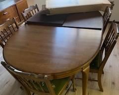 Dining table with extra leaves and 6 chairs