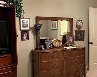 Serpentine dresser with mirror -like new