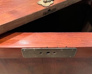 L: 21.5"  W: 13.5"  H:15.5"