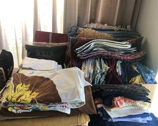 Table cloths vintage / placemats 