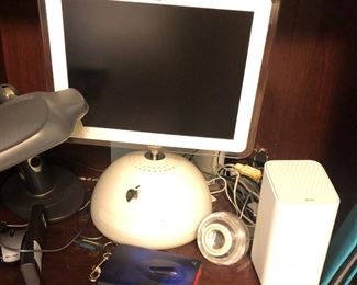 Working condition only one vintage Apple Computer with speakers