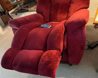 L a-Z-boy lift chair/recliner - Burgundy Cloth - LIKE NEW