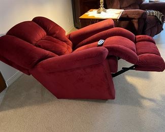 L a-Z-boy lift chair/recliner - Burgundy Cloth - LIKE NEW