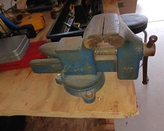 Bench vise with anvil