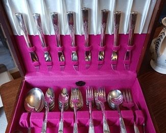 Rogers flatware set service for eight
