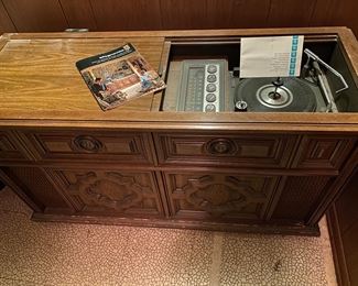 Mid Century Magnavox AM FM Stereo Phonograph 