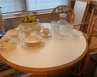 Oak Kitchen Table with Leaf and 5 Side Chairs