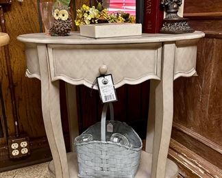 Various decorator items.