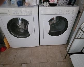 Very nice Kenmore washer and dryer. Will pre-sale set for $800.00