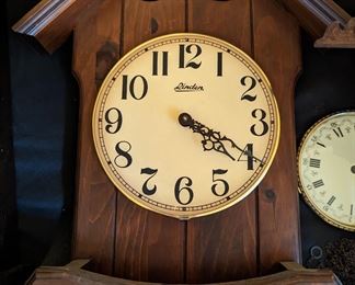 Vintage Linden Birdhouse Clock