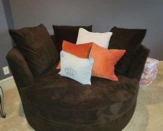 Oversized swivel round chair