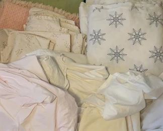 Lot 186 | COTTON SHEETS FLAT FITTED MOSTLY FULL/QN
