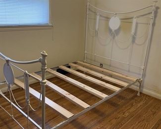 Lot 189 | ANTIQUE CAST IRON BED FRAME HEADBOARD FOOT 53X80,
