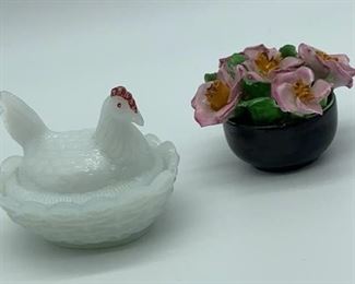 Lot 216 | HEN ON NEST HON MILK GLASS & COALPORT
