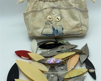 Lot 219 | VINTAGE TATTING SHUTTLE SPOOL LOT IN BAG
