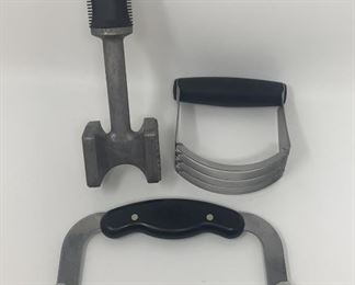 Lot 270 | PAMPERED CHEF PASTY CUTTER BLADE TENDERIZER SLICER

