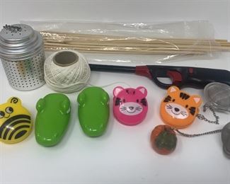 Lot 271 | MISC KITCHEN ACCESSORIES CHIP CLIPS
