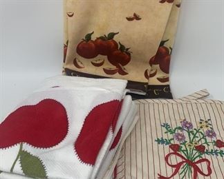 Lot 295 | COTTAGE APPLE THEMED KITCHEN LINENS
