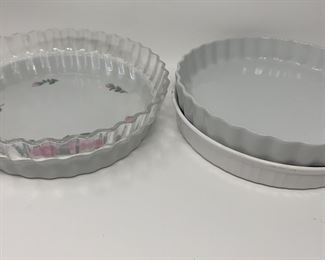 Lot 305 | CERAMIC & GLASS CASSEROLE DISHES
