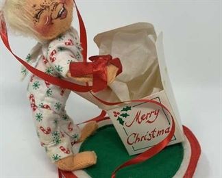 Lot 348 | ANNALEE CHRISTMAS MORNING CHILD PRESENT DOLL 6IN

