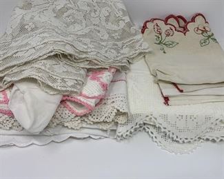 Lot 352 | VINTAGE LINEN DOILY CLOTH LOT EMBROIDERY NAPKINS

