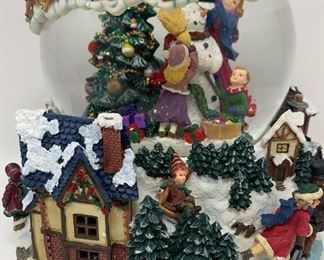Lot 439 | CHRISTMAS HOLIDAY SNOWGLOBE ELECTRONIC NOT TESTED
