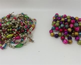 Lot 488 | VTG PLASTIC CHRISTMAS TREE STRING ORNAMENTS
