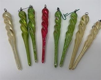 Lot 489 | VINTAGE CHRISTMAS ICICLE COLOR GLASS ORNAMENTS
