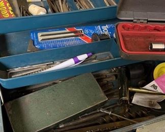 Lot 520 | VINTAGE METAL TOOLBOX TOOLS TOOL BOX
