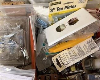 Lot 521 | HOUSE HARDWARE COPPER BRASS ODDS ENDS
