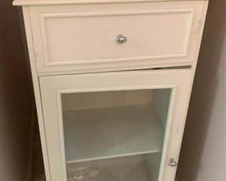 Lot 550 | WHITE GLASS CABINET STORAGE SHELF 3FT
