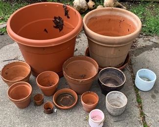 Lot 560 | GARDEN CLAY & PLASTIC PLANTER LARGE LOT
