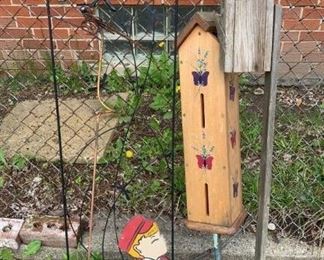 Lot 562 | DRAGONFLY / BUTTERFLY HOUSE GARDEN DECOR
