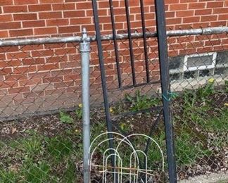 Lot 563 | VINTAGE FLOWER GARDEN TRELLIS LOT
