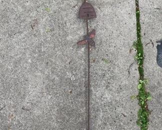 Lot 564 | BUMBLEBEE BEEHIVE CAST IRON SHEPARDS HOOK
