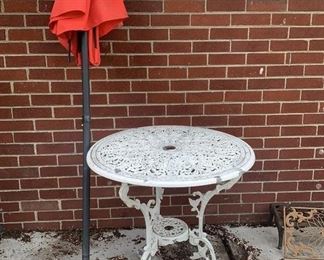 Lot 568 | VTG ALUMINUM ENGLISH GARDEN TABLE W UMBRELLA &
