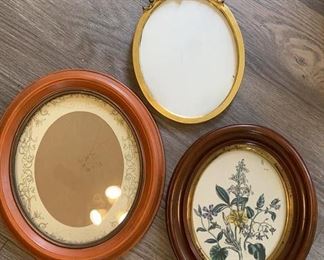 Lot 600 | VINTAGE OVAL FRAMES FRAME LOT OF THREE
