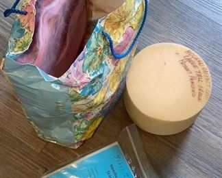 Lot 611 | NEEDLE FELTING STARTER KIT AS FOUND
